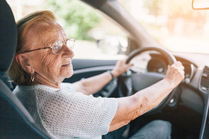 Hai compiuto 70 anni? Addio patente! La proposta scioccante in UK