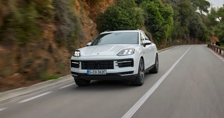 Porsche Cayenne elettrica, i collaudi proseguono al  Nurburgring. Foto spia