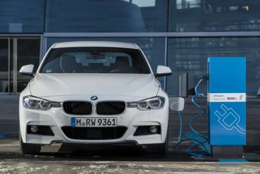 BMW contro Tesla nel nuovo spot della Serie 3 ibrida | video