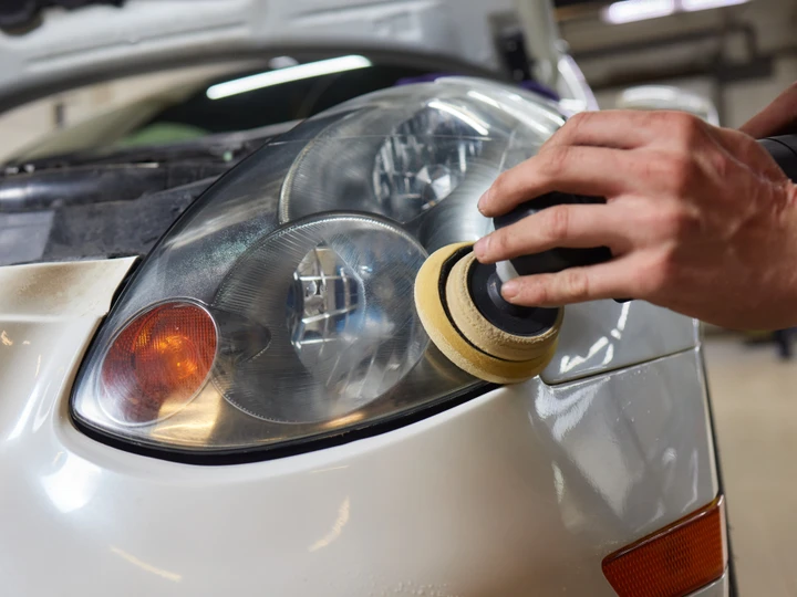 Migliora la luminosità dei fari con questo kit professionale a prezzo scontato