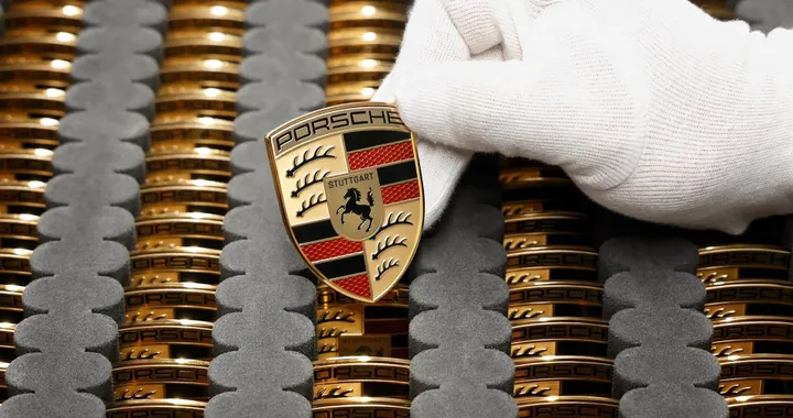 Porsche, il nuovo SUV di punta non sarà più elettrico: benzina e Plug-in