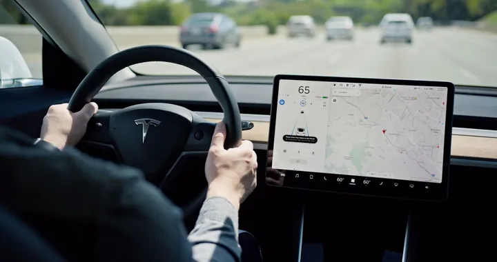 L'Autopilot Tesla a guida autonoma completa è tornato, ma si sdoppia
