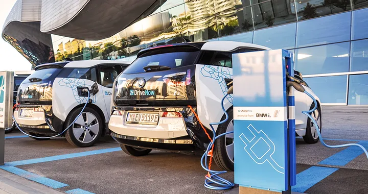BMW frena sulle batterie allo stato solido: perché punta ancora sugli ioni di litio