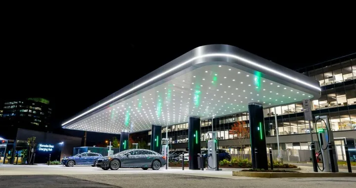 Mercedes inaugura la sua prima stazione di ricarica negli USA da 400 KW