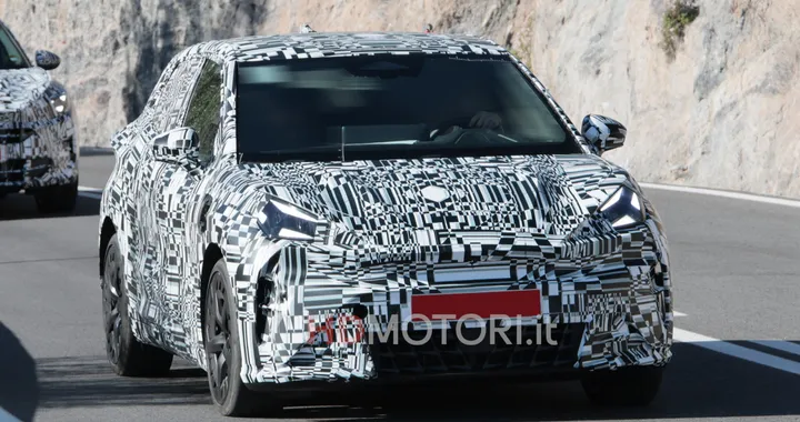 CUPRA Raval, test su strada per la compatta elettrica spagnola. Foto spia