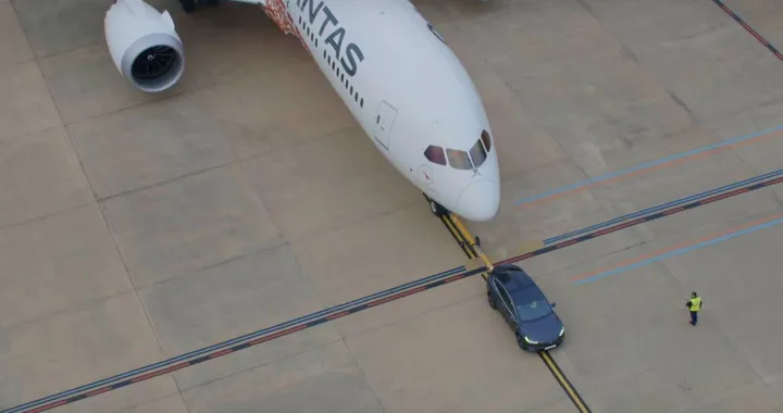 Tesla Model X traina un Boeing per 300 metri: è record | VIDEO