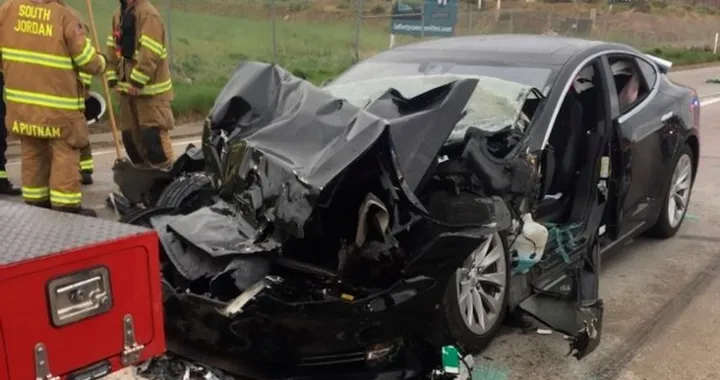 Tesla: schianto di una Model S nello Utah, in corso indagini su Autopilot