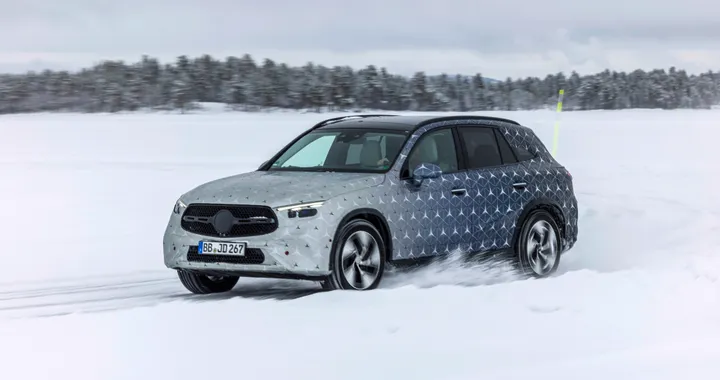 Mercedes GLC, la nuova generazione del SUV si fa vedere durante i test invernali