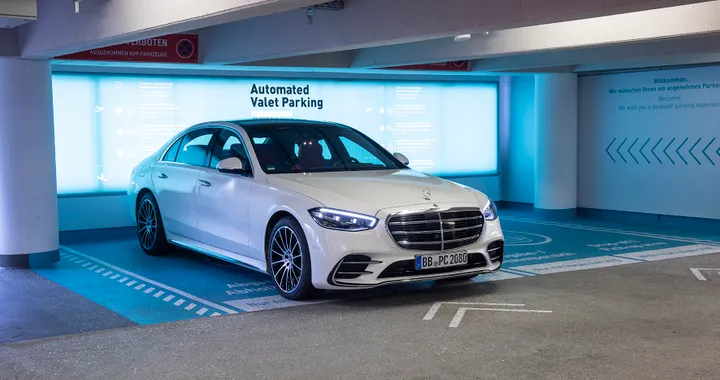 La Mercedes Classe S parcheggia da sola all'aeroporto di Stoccarda