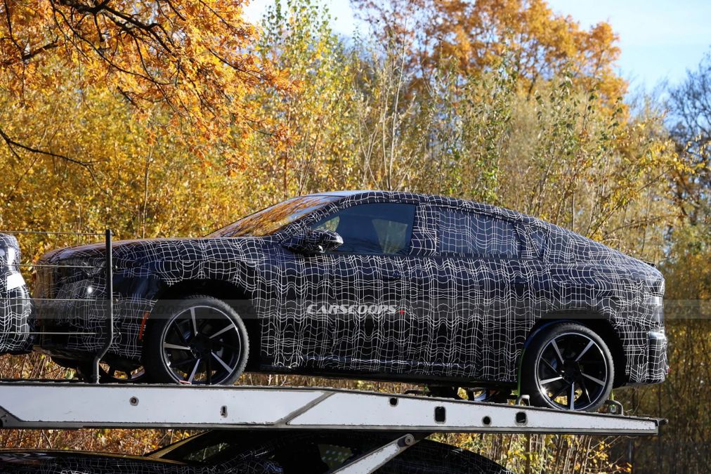 Nuova BMW iX4, prime foto spia del SUV Coupé in stile Neue Klasse