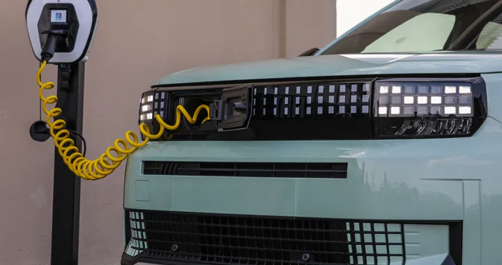 FIAT, la soluzione è geniale: il cavo per la ricarica è integrato in tutte le elettriche