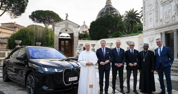 Una BMW iX60 per Papa Leone XIV, un nuovo SUV elettrico nel garage del Vaticano