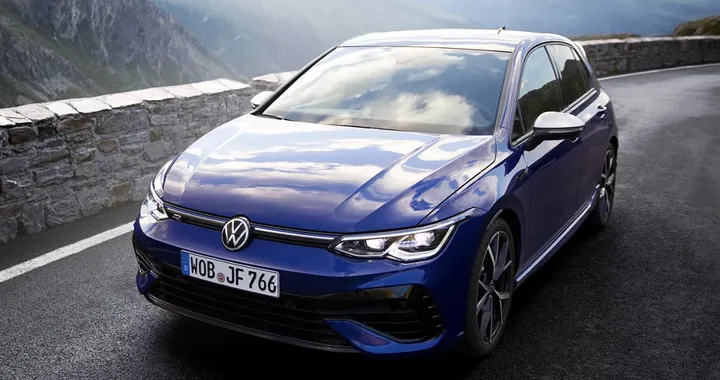 Volkswagen Golf R, al Nurburgring continuano i test del restyling. Foto spia