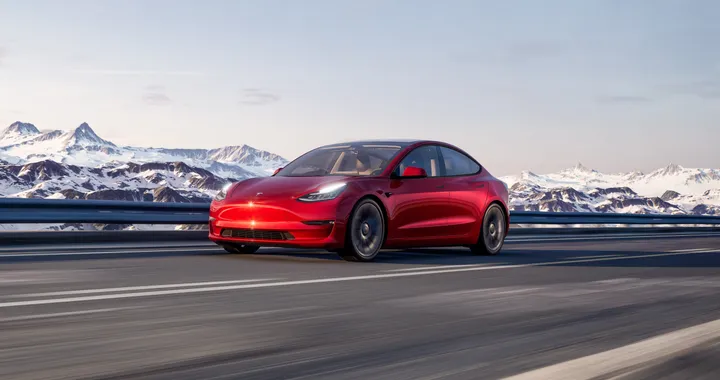Tesla Model 3 per estrarre criptovalute: fino a 800 dollari al mese