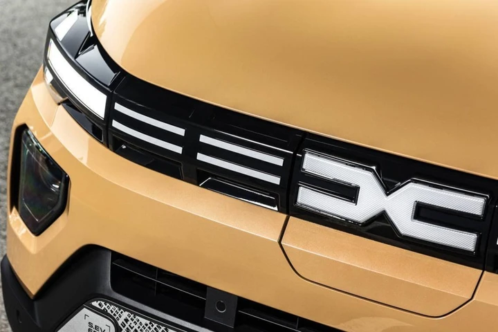 Nuova Dacia Spring, cugina della Twingo ma con un stile diverso