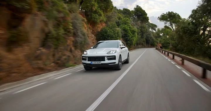 Porsche Cayenne, continuano i collaudi della versione elettrica. Nuove foto spia