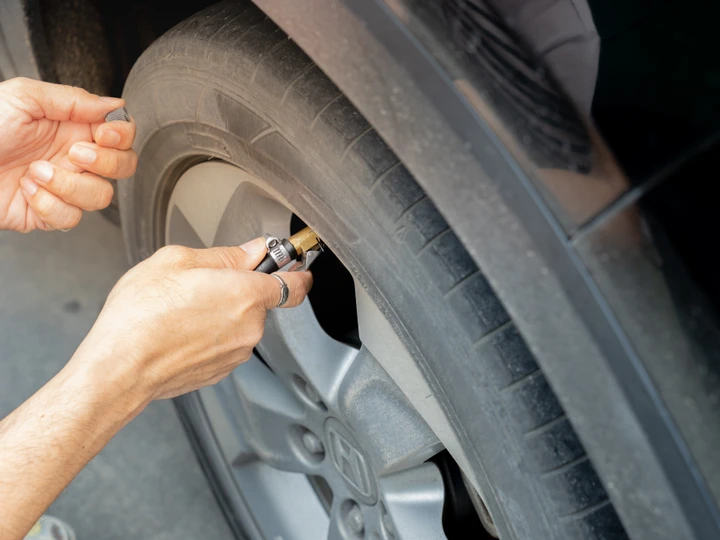 Gomma sgonfia? Questo mini compressore è la soluzione. Ed è in offerta