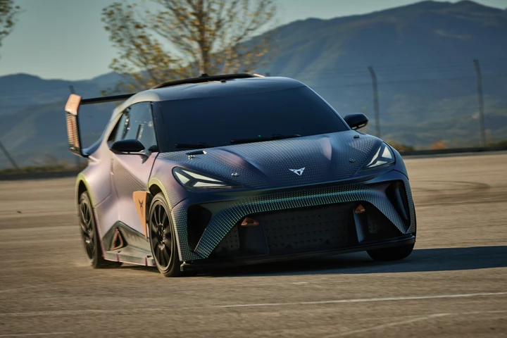 Auto reale, circuito virtuale: 435 cv in un parcheggio con Cupra UrbanRebel | Video