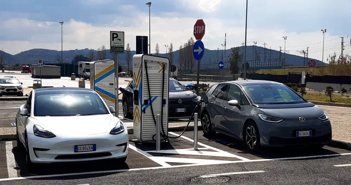 Free To X, la ricarica in autostrada arriva anche nel Sud Italia