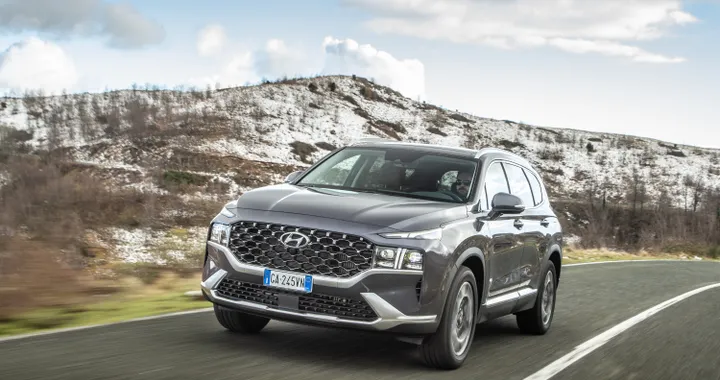 Nuova Hyundai Santa Fe debutta con la 20th Anniversary: 7 posti, ibrida e 4x4
