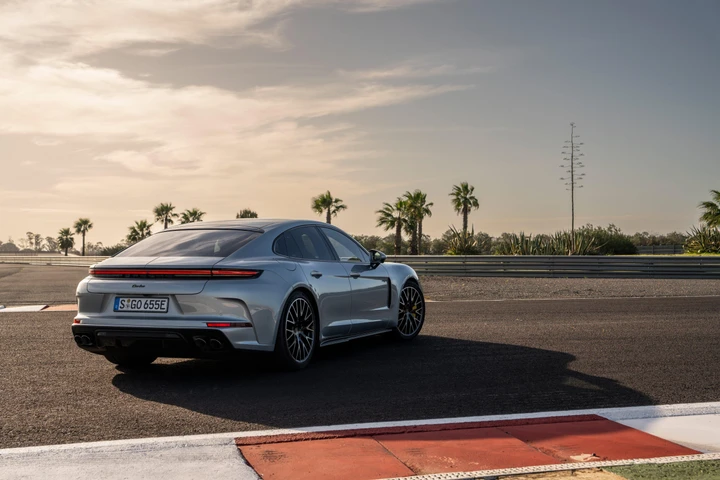 Il paradosso di Porsche, chi ha una plug-in non la usa mai in elettrico