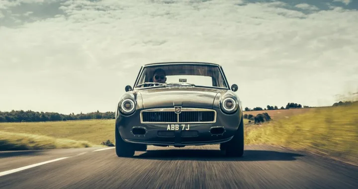 MGB V8 LE60, il restomod da 375 CV è quattro volte più potente dell'originale