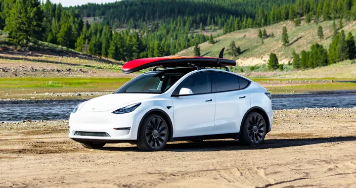 Model Y a trazione posteriore arriva in Italia, ed è la Tesla più economica di tutte