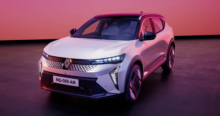 Renault Scenic elettrica, tempo di novità. Guida One Pedal e ricarica bidirezionale