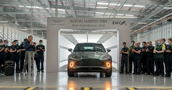Aston Martin DBX: il primo esemplare del SUV esce dalle linee produttive
