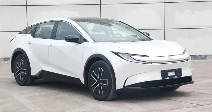 Toyota bZ3C, nuovi dettagli sul crossover elettrico: motori e batterie di BYD