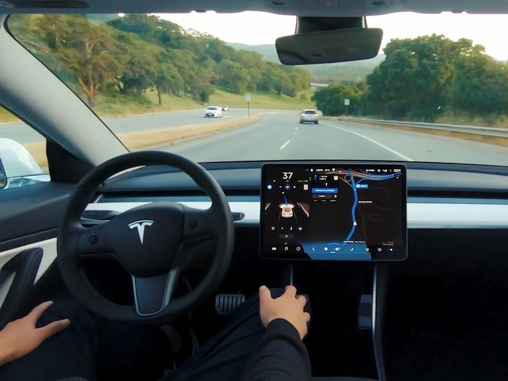 L’omologazione UE per la guida autonoma di Tesla non convince: ecco perché
