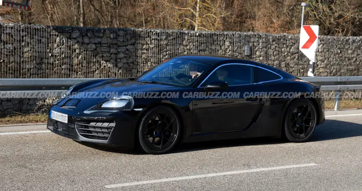 Porsche 718 Cayman elettrica immortalata durante nuovi test su strada | Foto spia