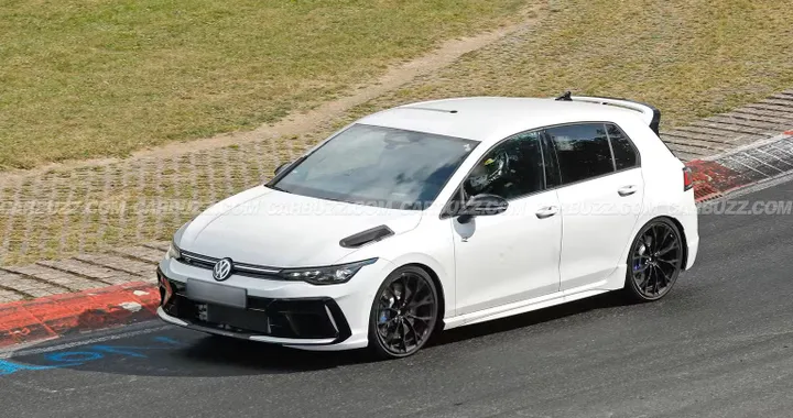 Volkswagen lavora ad una Golf R ancora più potente: pronta la sfida con l'RS3? Foto spia