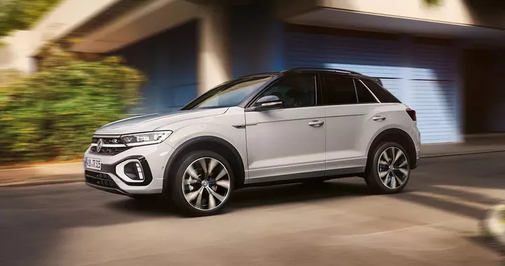 Volkswagen T-Roc, la più venduta in Europa ad agosto. La Tesla Model Y tra le elettriche