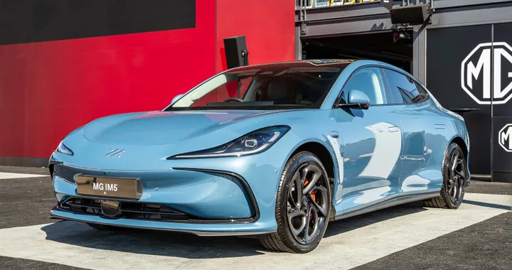 MG IM5 debutta a Goodwood e punta a sfidare la Tesla Model 3 in Europa
