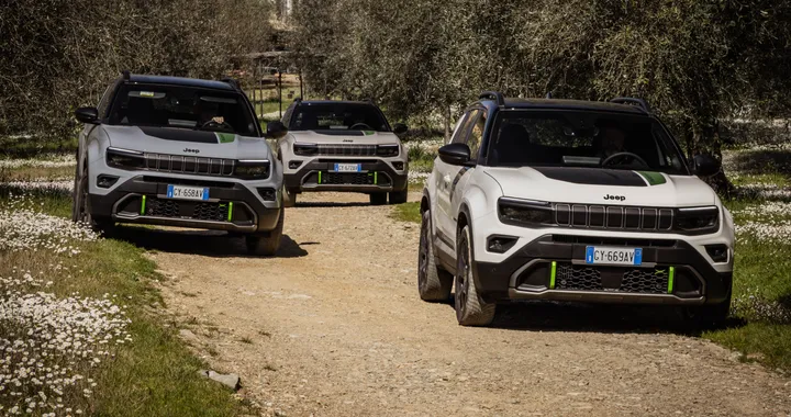 Jeep Avenger 4xe: debutto su strada per l'ibrida a trazione integrale, via agli ordini