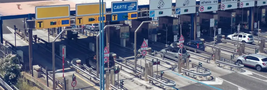 Retromarcia al casello: con il nuovo Codice della Strada sarà consentita in un unico caso