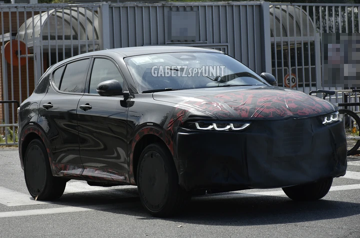 Alfa Romeo Tonale 2026, nuove foto spia del restyling e novità in arrivo