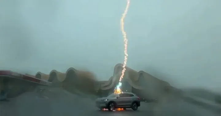 BYD Song Plus EV colpita da 3 fulmini: passeggeri illesi e nessun danno | Video