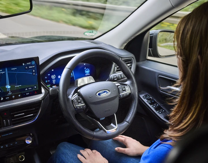 Novità Ford Kuga 2026, arriva BlueCruise: guida a mani libere in autostrada