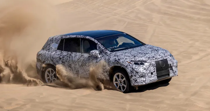 Mercedes EQS, primo sguardo agli interni del modello SUV. Debutto ad aprile