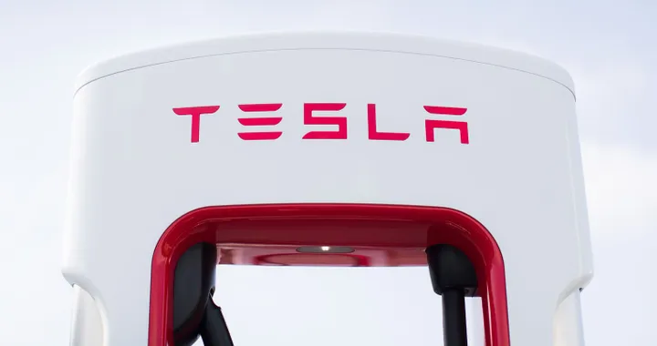 Tesla Supercharger V3, un bug permette la ricarica a tutte le auto elettriche | Risolto