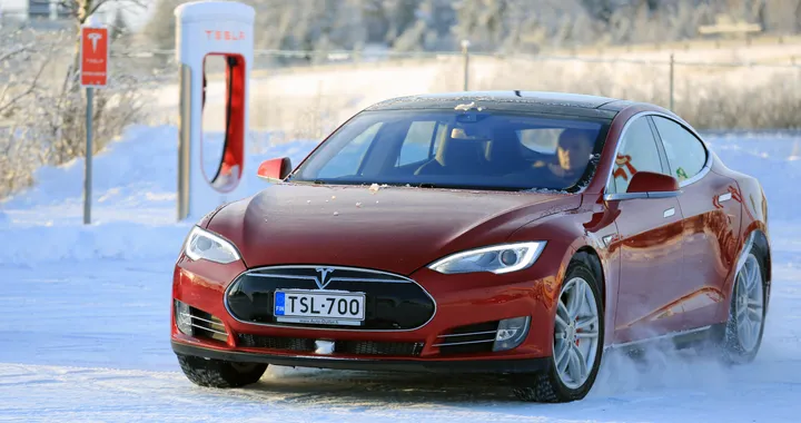Vacanza d'inverno con l'auto elettrica: i consigli per sfruttarla al meglio in viaggio