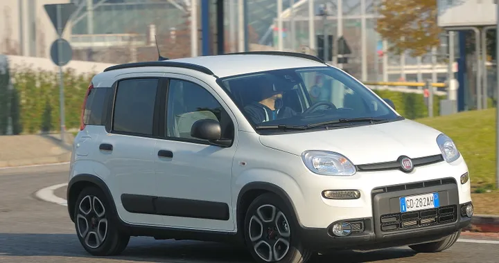 Noleggio auto, Fiat Panda regina del lungo termine. Male il diesel