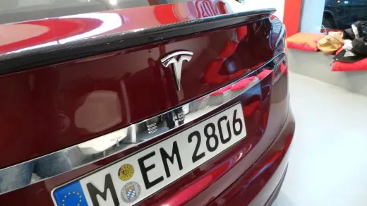 Tesla estende la garanzia per la Model S