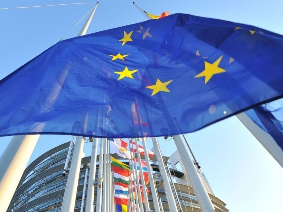 Le case automobilistiche chiedono di rivedere lo stop ai motori termici del 2035