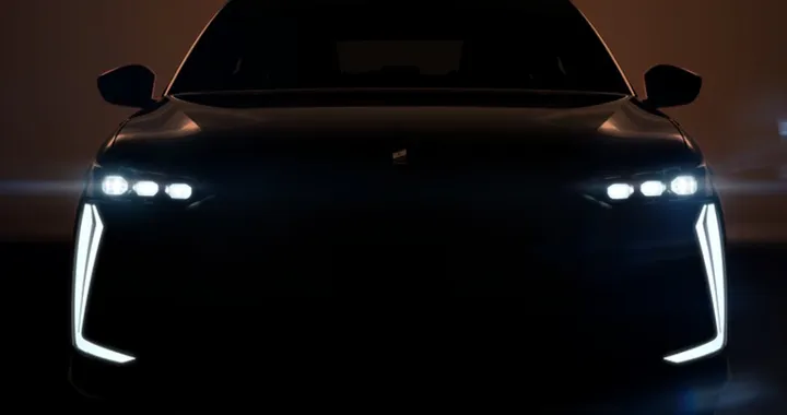 DS 4: in attesa del debutto, un nuovo teaser del crossover che sarà anche Plug-in