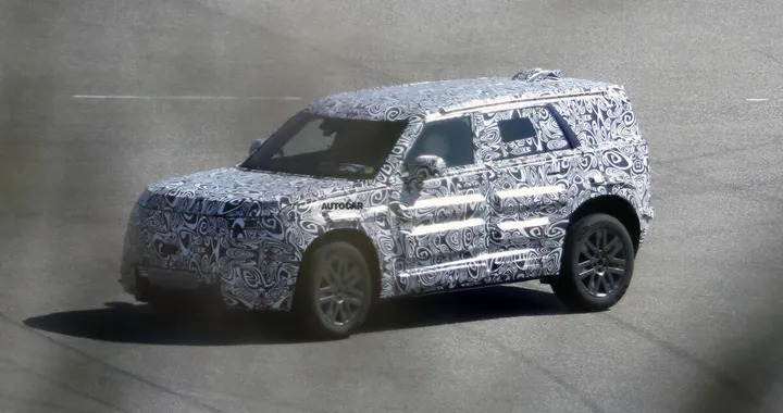 Land Rover prepara il baby Defender: il SUV elettrico compatto in arrivo