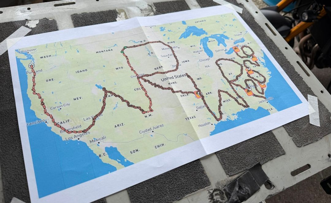 Due motocicliste disegnano un GPS gigantesco attraverso gli Stati Uniti, battendo il record Guinness