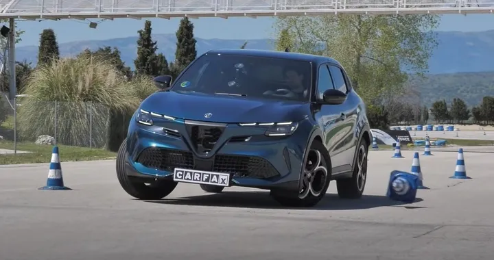 Alfa Romeo Junior alla prova del test dell'alce: come si comporta? | Video